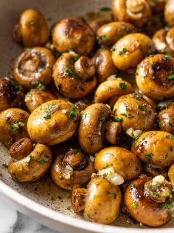 15-Minute Garlic Mushrooms with Parsley Recipe