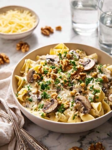 Pasta Gorgonzola with Mushrooms and Walnuts Recipe