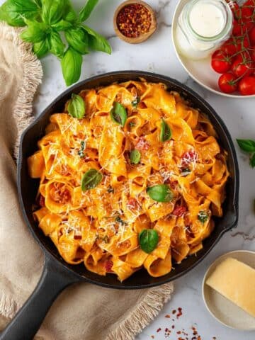 One Pot Creamy Vegan Pappardelle Pasta with Cherry Tomatoes and Spinach Recipe