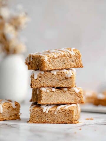 Cinnamon Roll Blondies Recipe